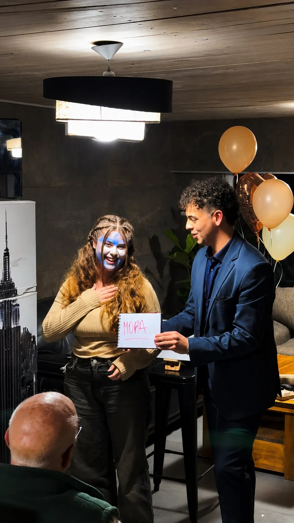 Facundo con una invitada en una fiesta temática