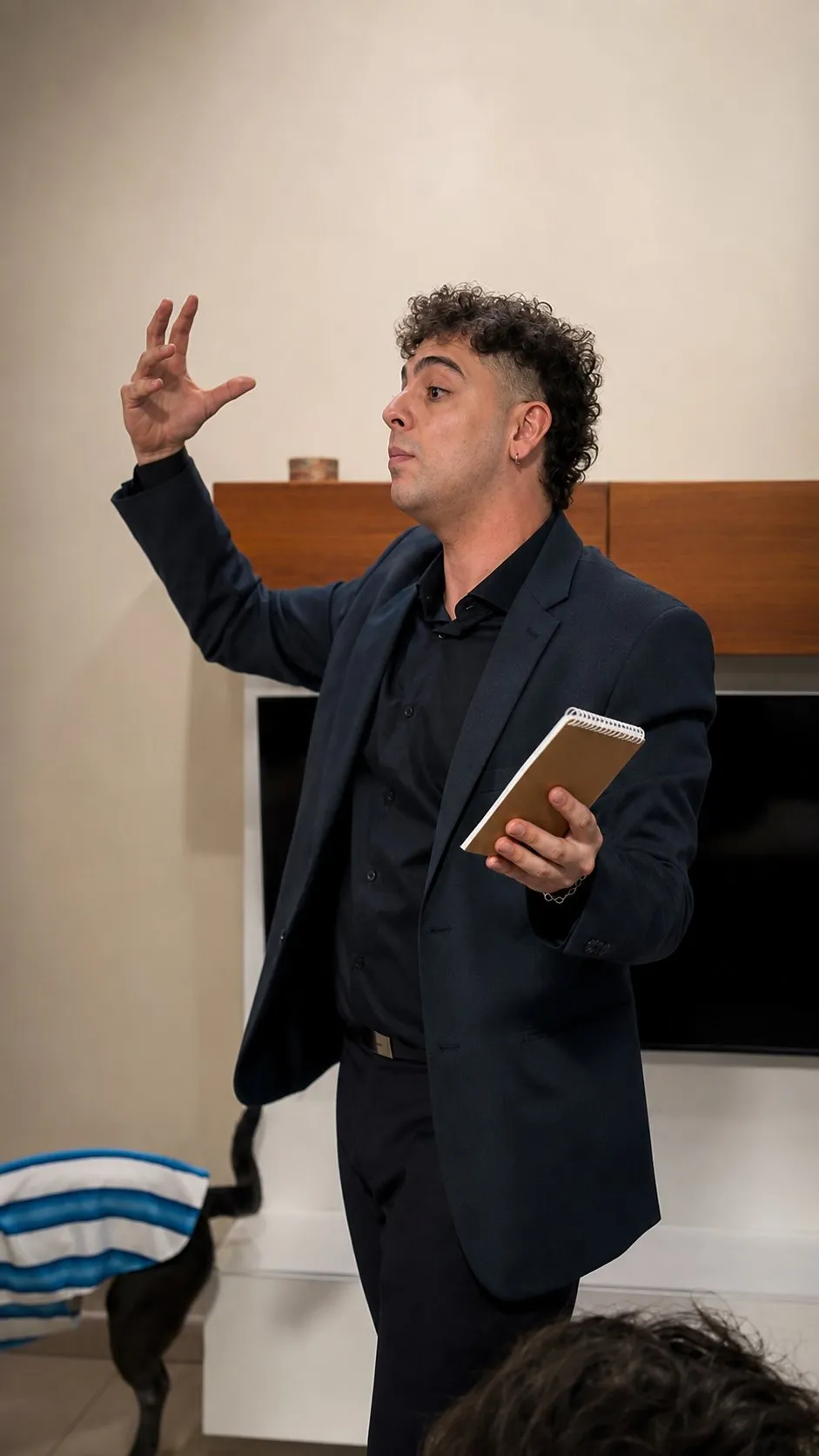 Facundo con una libreta en la mano, en plena rutina de mentalismo