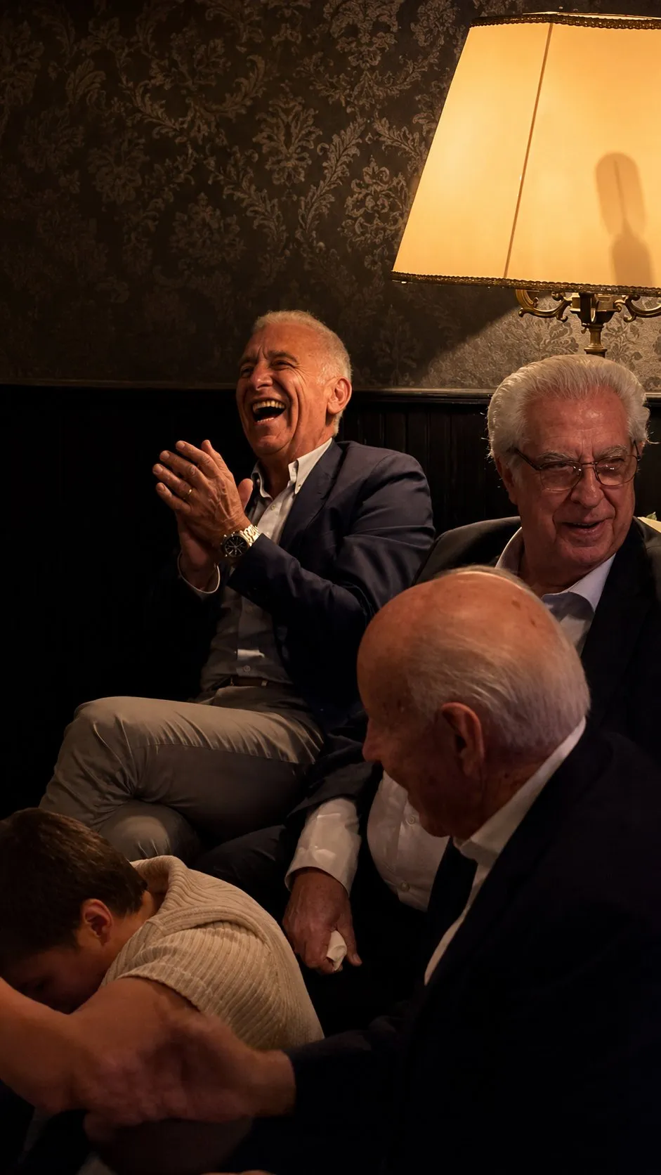 Un grupo de invitados se ríe a carcajadas